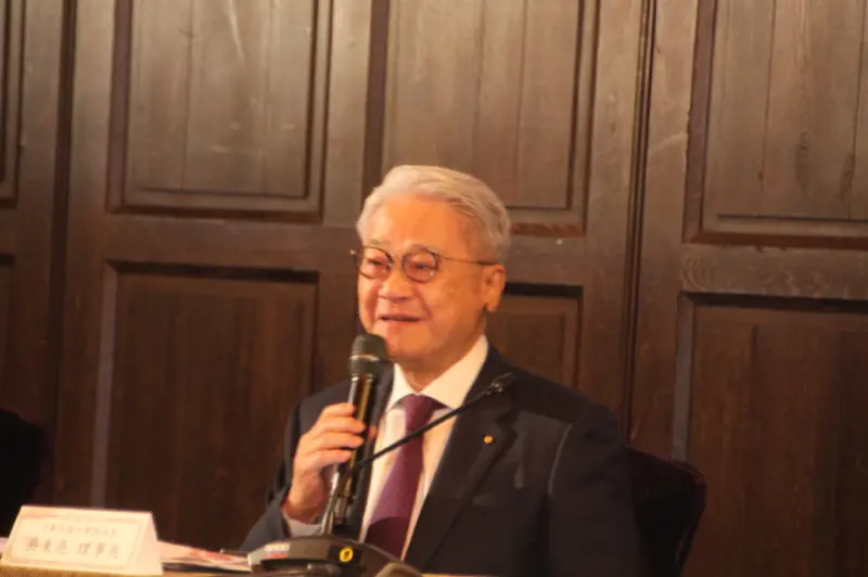 ▲吳東亮今（26）日表示，週休三日是種理想，但若員工因此收入降低，未必是件好事。（圖／記者鍾泓良攝影）