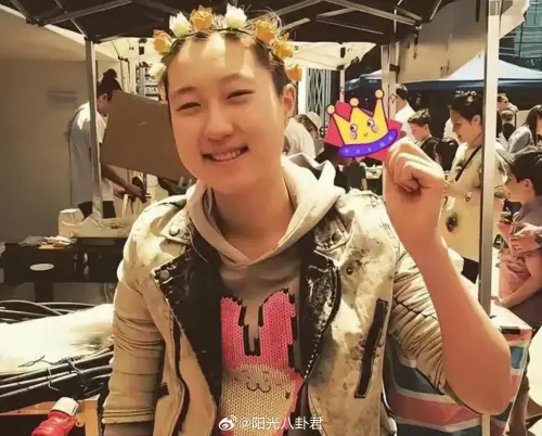 ▲成龍女兒吳卓林被發現在旺角擺攤賣自己手繪的T恤，自力更生。（圖／翻攝自微博＠陽光八卦君）