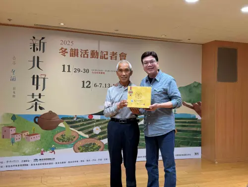 ▲副市長劉和然(右)與來自坪林區的包種茶王鄭冬泉(左)合影