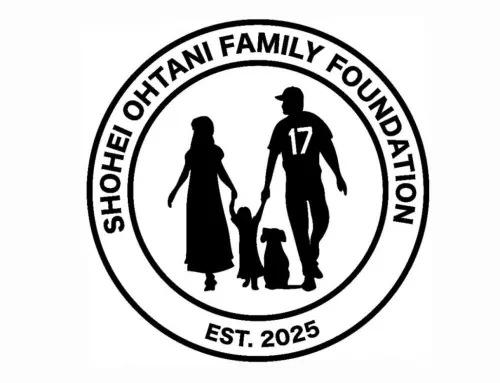 ▲「大谷翔平家庭基金會」的Logo上除了有背號17的大谷翔平之外，也親著田中真美子、女兒，愛犬Decopin則坐在中間，一家四口全家福剪影呈現出幸福氛圍。（圖／大谷翔平IG）