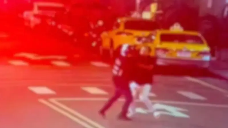 通緝犯清晨遊蕩被盯上！北市大馬路「當街爆拉扯員警」激烈場面曝