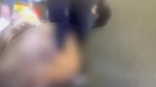 ▲通緝犯北市清晨大街遊蕩慘了，當場大馬路爆拉扯員警。（圖／翻攝畫面）