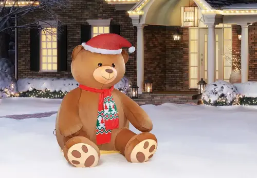 ▲「8呎充氣熊裝飾」原價為8499元，目前因黑五購物節優惠特價6149元。而該商品主打毛絨的表面材質，搭配聖誕節特殊裝扮，替顧客帶來愉快的聖誕節氣氛。（圖／好市多官網costco.com.tw）