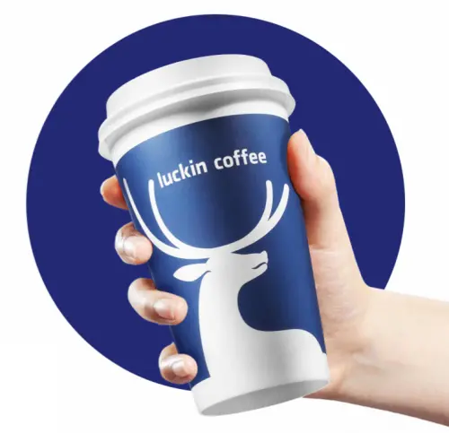 ▲中國「瑞幸咖啡」因外帶紙杯設計，被暱稱「小藍杯」。（圖／瑞幸咖啡lkcoffee.com）