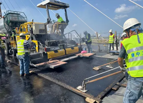 淡江大橋工程啟動GUSS瀝青鋪面作業　估45天完成離通車更近了
