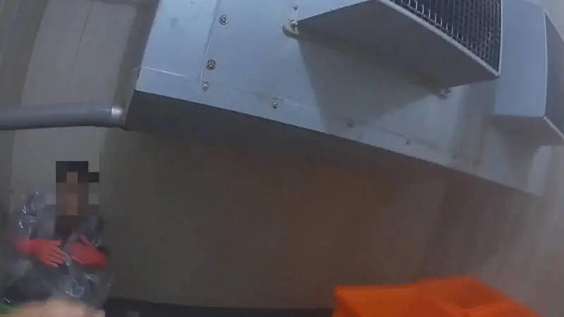 移工搏命躲遣返！僅披塑膠袋藏零下冷凍櫃半小時 驚險畫面曝