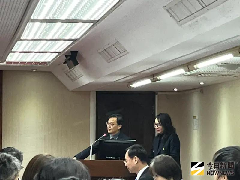 ▲食藥署長姜至剛回應，2週內清查市面上產品登錄完成。（圖／記者張乃文攝）