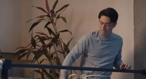 ▲霍建華腰上綁著安全繩，準備爬到隔壁救人。（圖／翻攝自YouTube＠騰訊視頻）