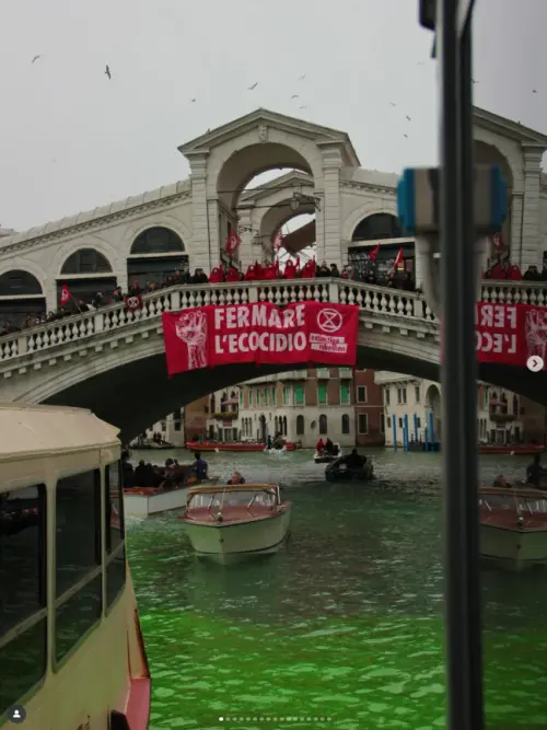 影／沒在怕！環保少女「染綠威尼斯運河」慘遭禁止進城48小時
