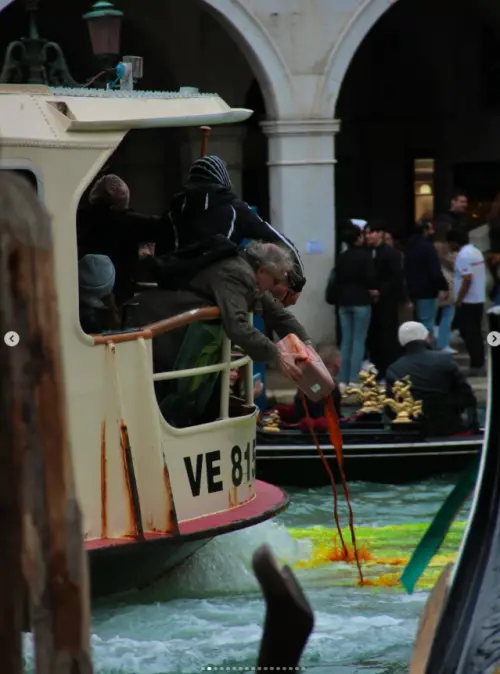 ▲瑞典「環保少女」童貝里（Greta Thunberg）與數十名環保活動人士在義大利威尼斯大運河傾倒染料，將整條河都染成螢光綠色。（圖／翻攝自Instagram／rajicolombo）