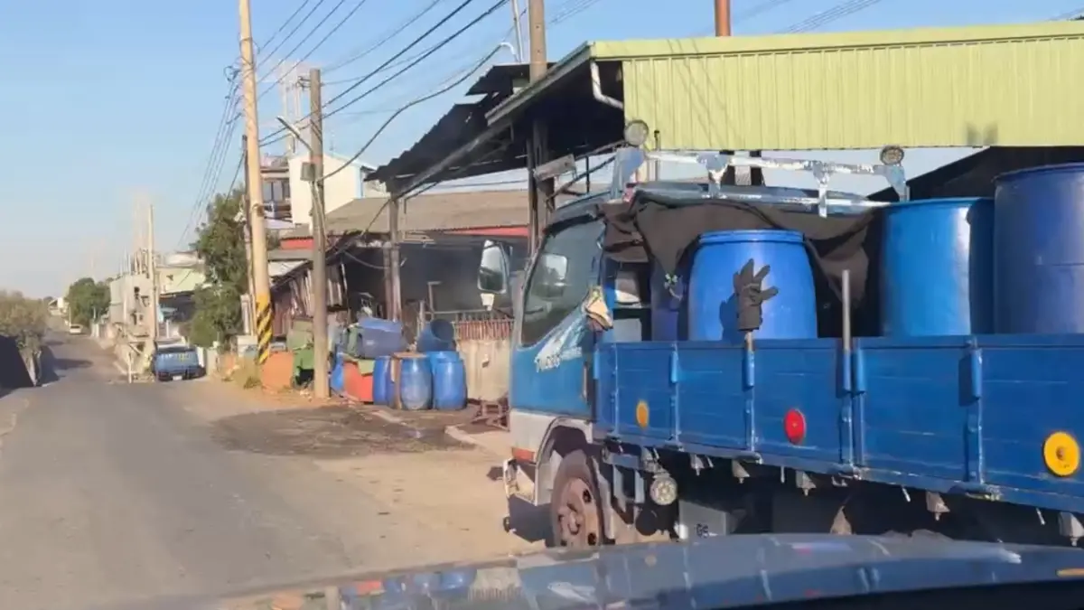 ▲台中市大肚區一家養豬場，貨車上和路旁堆了許多廚餘桶。（圖／台中市議員江肇國提供，2025.11.26）