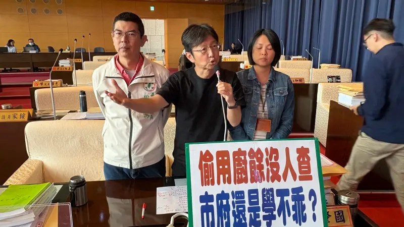 ▲台中市議員江肇國批評市府連廚餘禁養豬都無法管控。(圖/記者顏幸如攝,2025.11.26)