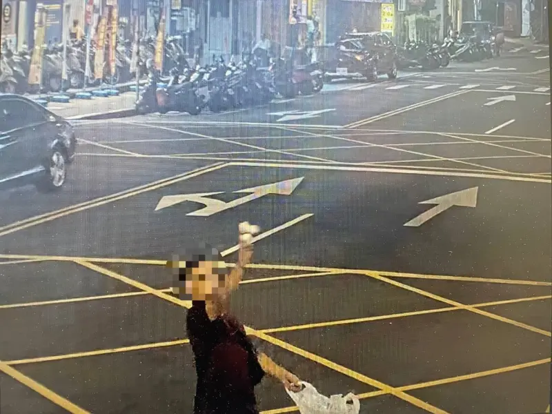 北市酒店欠裝潢款「門口遭撒冥紙」大聲公嗆：還錢！現場畫面曝光