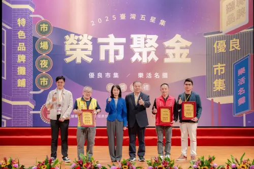 ▲114年五星金賞由臺北市南門市場、士東市場及花蓮東大門夜市獲得，蘇署長與市場代表、副縣長及縣市政府代表一同留影。（圖／經濟部提供moea.gov.tw）