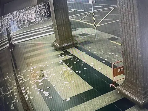 ▲討債集團北市酒店門口撒冥紙討款項。（圖／翻攝畫面）