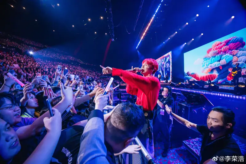 李榮浩澳洲開唱愛相隨！大街緊牽楊丞琳　紅髮、豹紋裙閃瞎路人