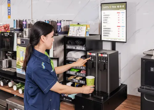 全家億元打造「AI煮茶機」！70秒快速出杯　奶茶、原茶限時買1送1
