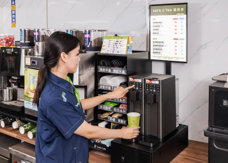 全家億元打造「AI煮茶機」！70秒快速出杯　奶茶、原茶限時買1送1