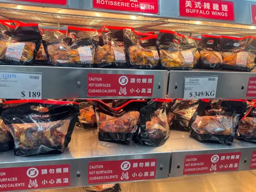 ▲台灣好市多的「美式大烤雞」是整隻雞頭部未先去除，而美國則是習慣將頭部去除。（圖／記者鍾怡婷攝）