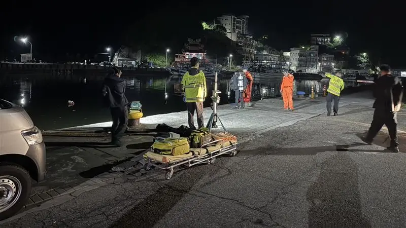 6旬婦凌晨衝金山找友人！開進漁港「連人帶車墜海」送醫搶救身亡