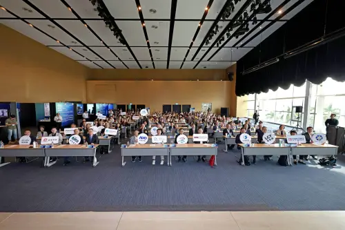 ▲ 「2025 亞灣產業高峰論壇」，以「浪起 AI・亞灣領航」為題，聚焦「產業趨勢觀點」、「跨域與談分享」、「AI 技術展示交流」三大主軸，吸引超過86家企業、236名產官學研代表參與，顯示產業界對亞灣發展藍圖的高度重視。（圖／記者郭凱杰攝)