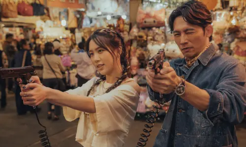 ▲Emma（左）飾演温昇豪的女兒。（圖／六魚文創提供）