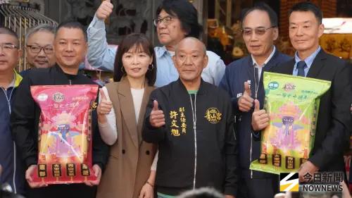 ▲配合「青山王祭170周年」，青山宮與食品業者推出限定版乖乖。（圖／記者呂炯昌攝）