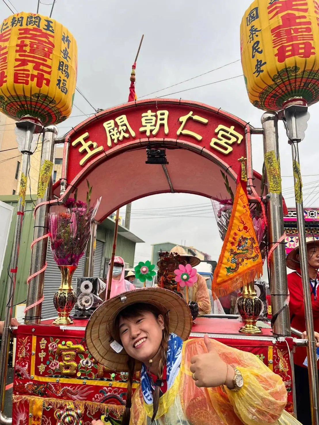 ▲大燈組女志工在跟隨玉闕朝仁宮繞境時，向太子爺祈求賜福並神奇接獲「紅花」。如今好運成真，順利升格當媽媽(圖／玉闕朝仁宮FB翻攝2025.11.26)