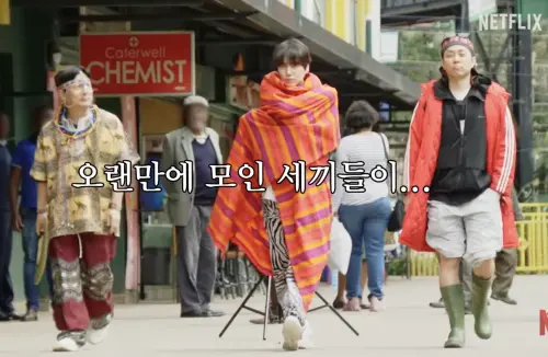 ▲左起：李壽根、圭賢、殷志源，三人在非洲穿上了當地傳統服飾，搞笑度破表。（圖／＠Netflix Korea 넷플릭스 코리아 YT）