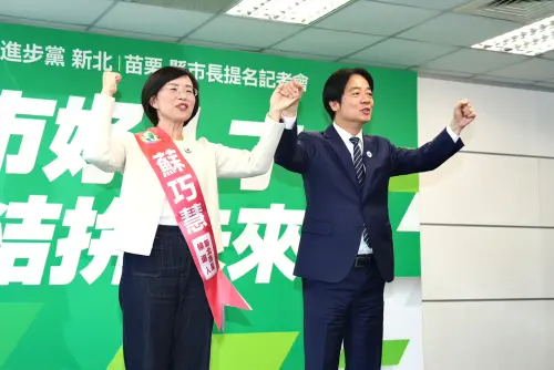 ▲賴清德拉起蘇巧慧的手。（圖／記者朱永強攝，2025.11.26）