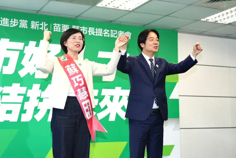 ▲賴清德拉起蘇巧慧的手,高喊「凍蒜」。(圖/記者朱永強攝,2025.11.26)