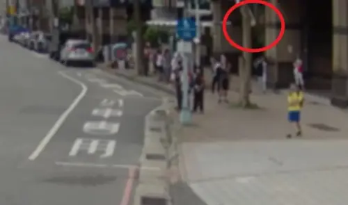 ▲30公斤重的冷氣機從17樓掉落，砸死等公車的女大學生。（圖／翻攝畫面）