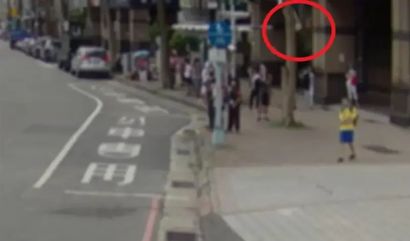    ▲30公斤重的冷氣機從17樓掉落，砸死等公車的女大學生。（圖／翻攝畫面）  