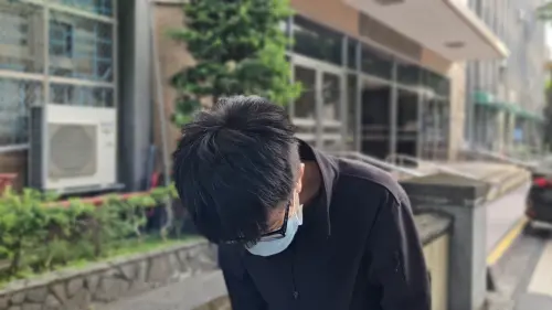 ▲空調公司老闆劉智輾二審改口認罪，承諾賠償800萬元給死者家屬，他在媒體面前鞠躬並三度道歉。（圖／記者劉松霖攝）