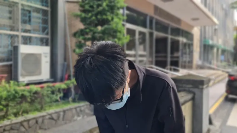    ▲空調公司老闆劉智輾二審改口認罪，承諾賠償800萬元給死者家屬，他在媒體面前鞠躬並三度道歉。（圖／記者劉松霖攝）  