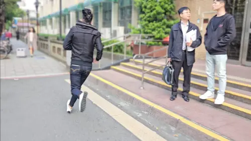 ▲安裝冷氣失手砸死女大生的工人李建邦，一見到記者就奔跑逃離。（圖／記者劉松霖攝）