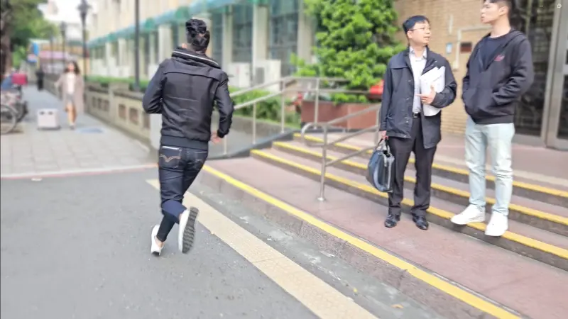    ▲安裝冷氣失手砸死女大生的工人李建邦，一見到記者就奔跑逃離。（圖／記者劉松霖攝）  