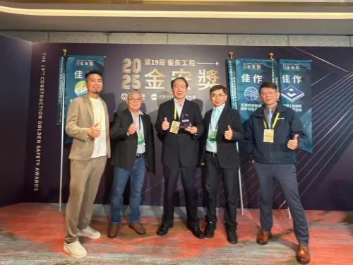 ▲臺中市政府水利局由韓副局長乃彬率領團隊受獎(圖／水利局提供)