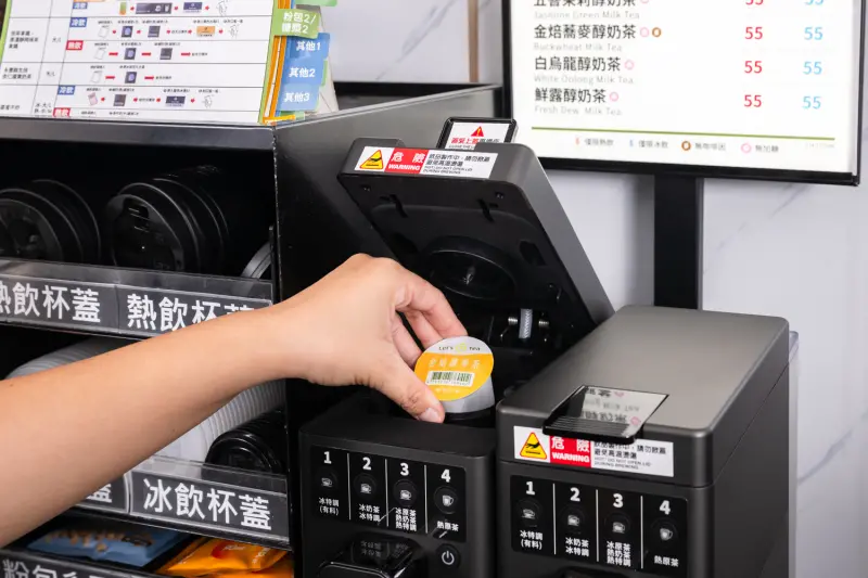    ▲智能膠囊茶機運用「AI科技煮茶」、「膠囊封裝保鮮」兩大關鍵技術，以70秒現泡技術重現職人級茶香。（圖╱全家提供）  