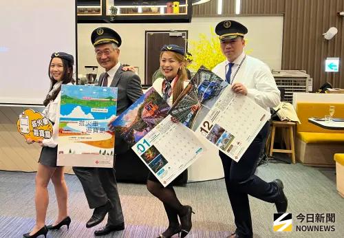 ▲遠東商銀今（26）日發行2026年月曆《搭火車遊寶島》，以月曆倡議低碳旅遊的第三部曲，並由總經理周添財與3位搭火車通勤的員工共同發表。（圖／記者顏真真攝）