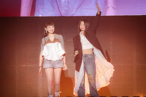 ▲陳綺貞（右）曾幫魏如萱（左）寫歌〈在不確定的世界裡〉，她認為這首就是專屬於魏如萱的歌。（圖／好多音樂提供）