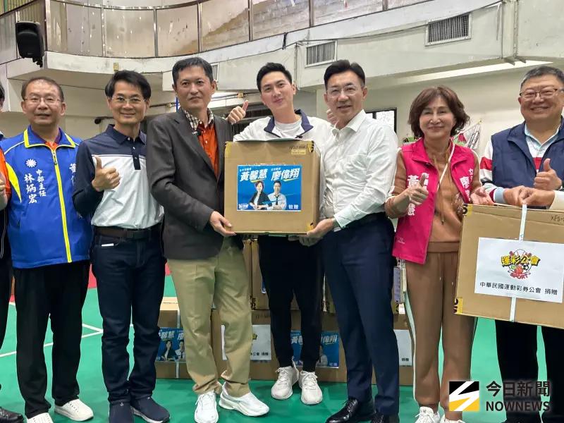 大鵬國小獲贈羽球助攻全國賽 何昱奇：奪冠加碼獎金15萬