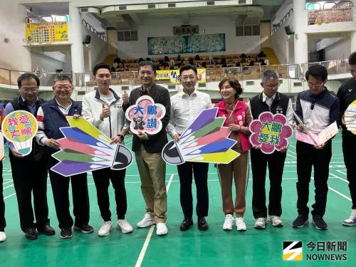 台灣運彩公會理事長何昱奇，今天親往大鵬國小捐贈價值15萬元的羽球共10箱（3,600顆），為選手們補足「彈藥」，（圖／記者金武鳳攝，2025.11.26)