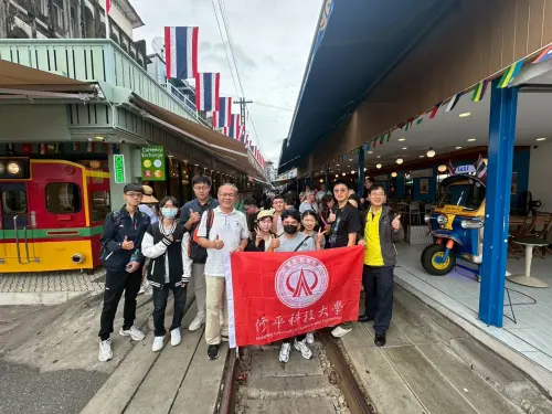 ▲修平師生於美功鐵道市集進行文化體驗。（圖／修平提供）