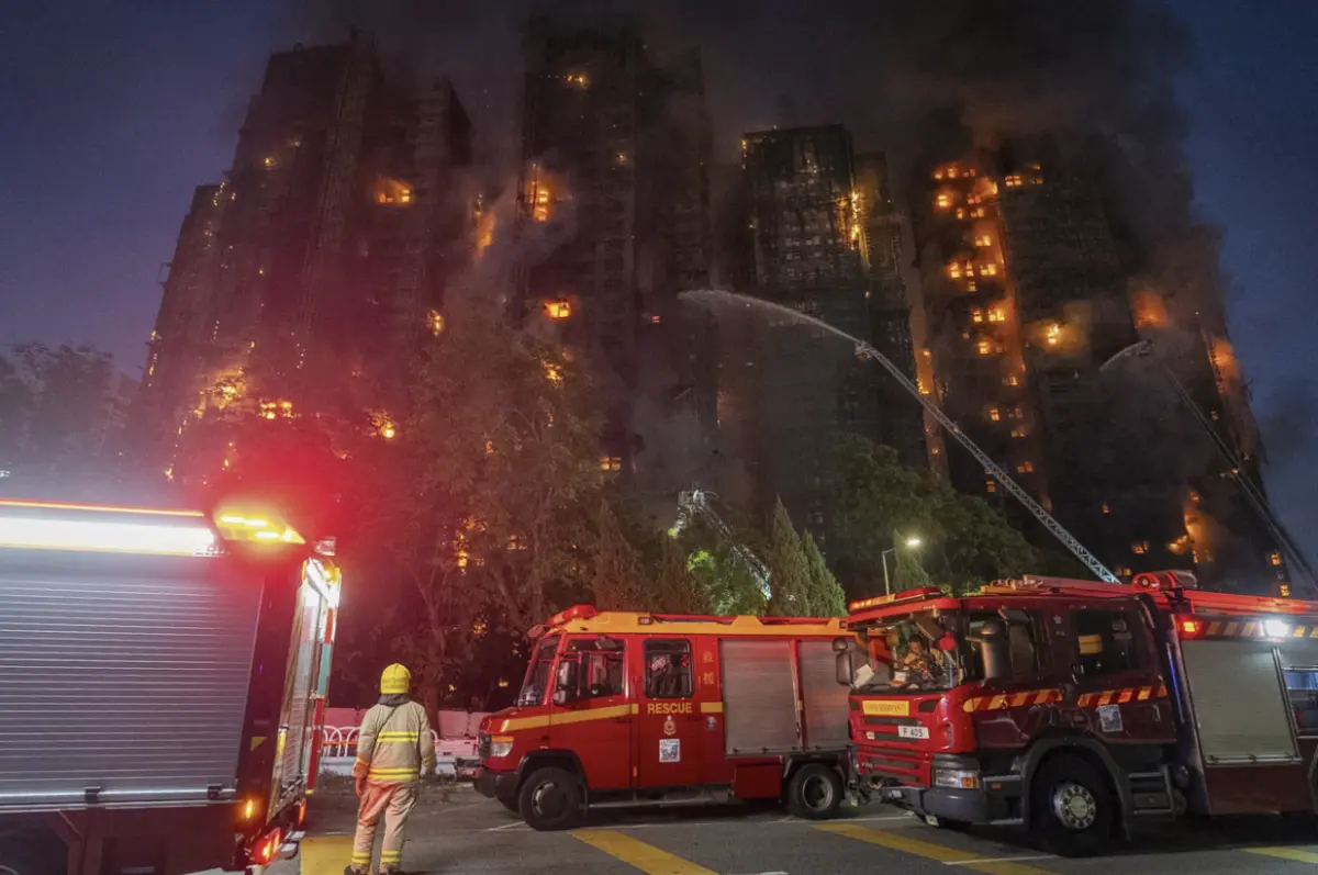 快訊／香港大埔宏福苑大火延燒 旁邊王肇枝中學後山再爆山火