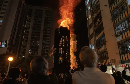 ▲香港大埔宏福苑26日爆發五級大火，因火勢與交通受阻，大埔多所學校宣布明日停課。（圖／美聯社／達志影像）