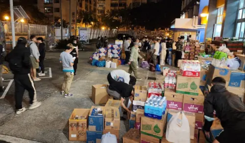 ▲熱心的香港市民大量輸送物資，希望能舒緩宏福苑大火災民的燃眉之急。（圖／翻攝自星島日報）