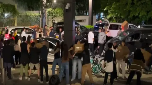 ▲熱心民眾以「人鏈」傳送物資。（圖／翻攝自香港01）