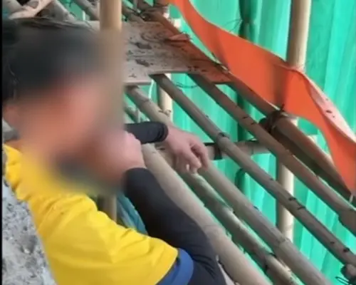 ▲香港網路上流傳疑似工人在宏福苑施工地抽菸的影片，但具體失火原因還有待釐清。（圖／翻攝自IG）