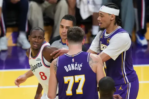 罰單我出！唐西奇被鄧恩推倒海斯出手護隊友　主帥讚湖人凝聚力
